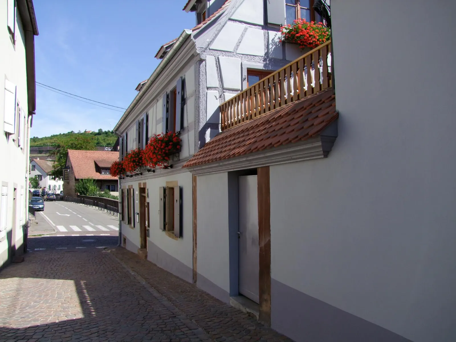 La rue qui longe la maison, vers le rempart